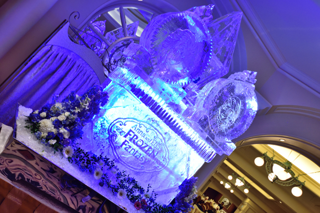 「アナとエルサのフローズンファンタジー」スペシャルブッフェ 氷のオブジェ ©Disney