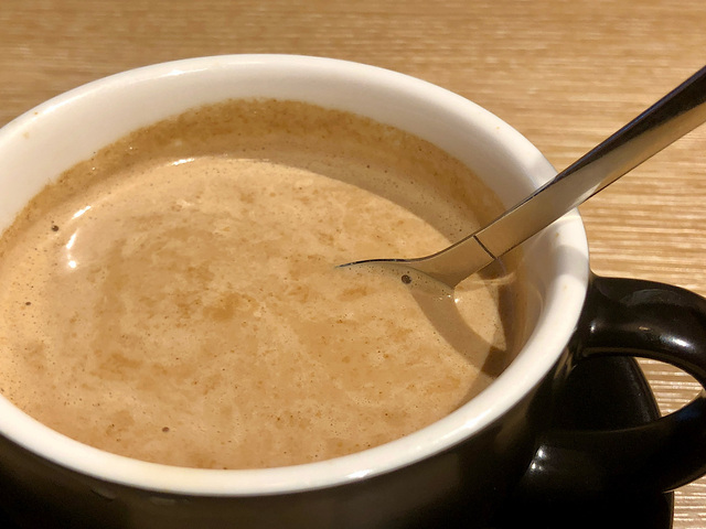 【むさしの森珈琲　シンガポールモーニング】練乳を入れてしっかり混ぜると苦味とコクのある甘みがいい具合にマッチして美味しいコピシーが出来上がります♪