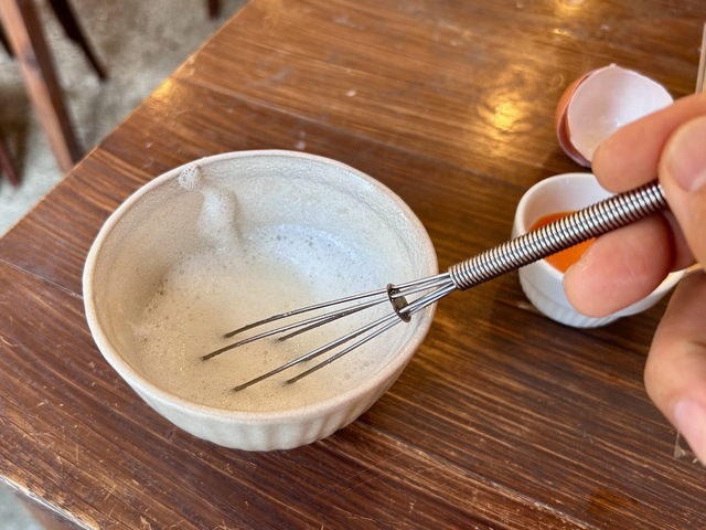 【ヨリドコロ 由比ヶ浜大通り店】片手で泡だて器をぐるぐるしたけど、なかなかメレンゲになってくれません