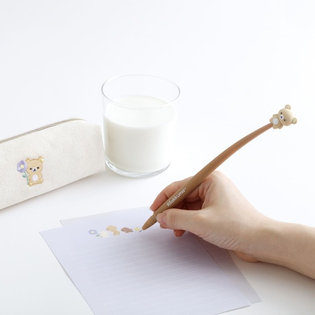 【リラックマ「くねくねボールペン」1,100円】軸がくねくね曲がってかわいいボールペン！ユニークながらちゃんと使えます◎