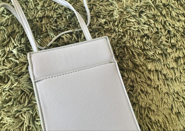 【GU スクエアネックポーチ】便利な外ポケット付き