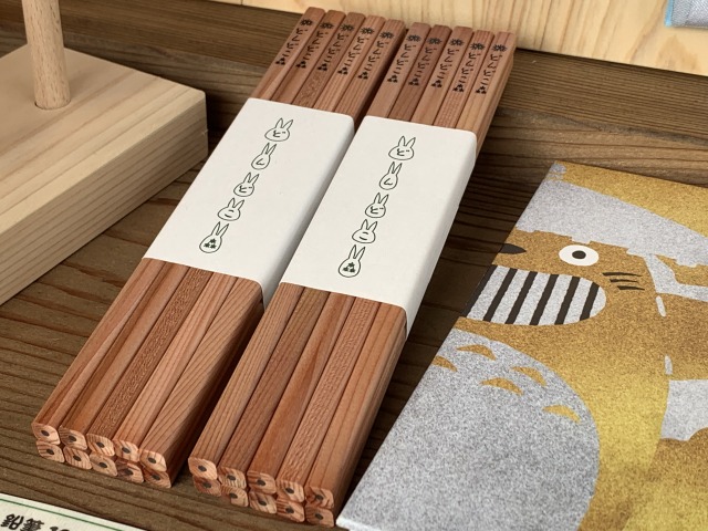 「どんどこ森」の焼き印が入った鉛筆