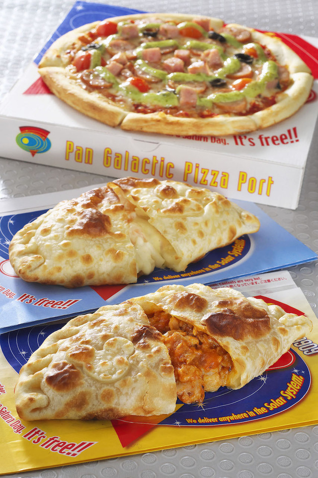 チキンとトマトのカルツォーネ(手前) シーフードクリームのカルツォーネ(中) パン・ギャラクティック・ピザ・ポート