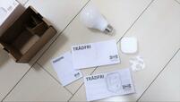 【IKEA トロードフリ】電球とリモコン、電池、リモコン固定パーツが入っています