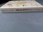 BAYFLOW × HELLO KITTY 刺繍ロゴトートバッグ の箱の背表紙