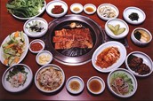 韓国ではこれくらいの副菜を提供する焼肉店も珍しくない