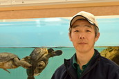 爬虫類を担当している桐生大輔さん。担当歴12年に加え、自身でもカメを飼育しているというベテラン飼育員さんだ