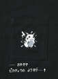 【ユニクロ「ポケモンUT」第2弾】「ポケモン UT」MEN 1,990円／おや！？ピカチュウのようすが…！