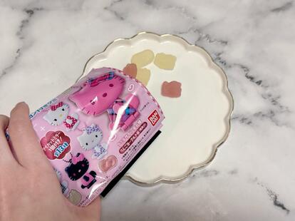 ファミマで買えた！ハローキティの大人気「食玩」が可愛すぎる