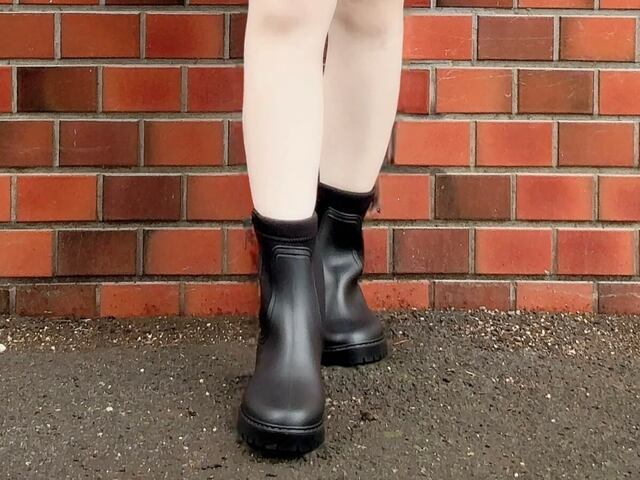 スタイリッシュなシルエットで足が綺麗に見えます♪