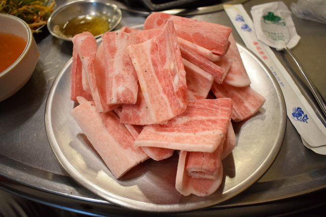 カンナのような機械で薄切りにされた『ハント』のサムギョプサルは、写真のように湾曲しているのが特徴