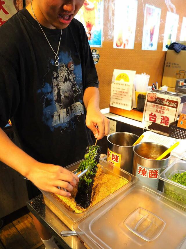 【台湾6泊7日食べ歩きの旅①台北編】豚の血を固めた豬血糕は台湾の定番おやつ。ここでも店を手伝う10代らしき男の子が器用に準備してくれた