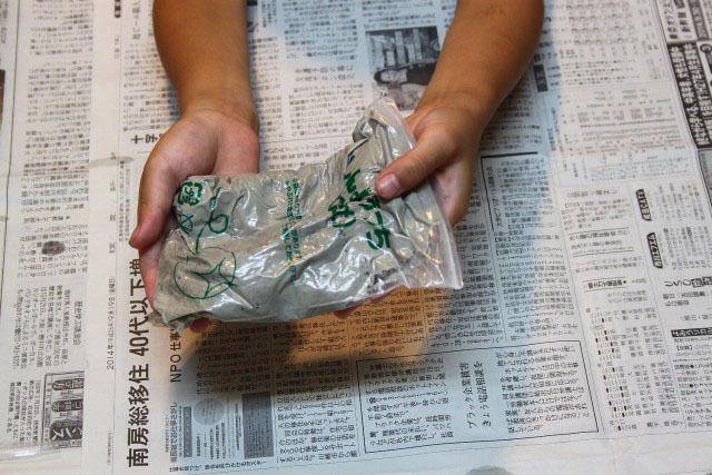 チャックをしっかり閉じ、先ほど入れた水が全体にしみるように傾けたり、もんだりします。