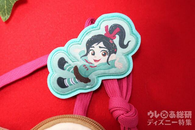 ネックポーチ 2,600円 ディズニー・パルパルーザ「ヴァネロペのスウィーツ・ポップ・ワールド」