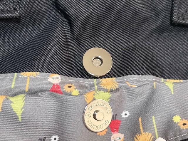 前面にはマグネットボタン付きのポケットがついています