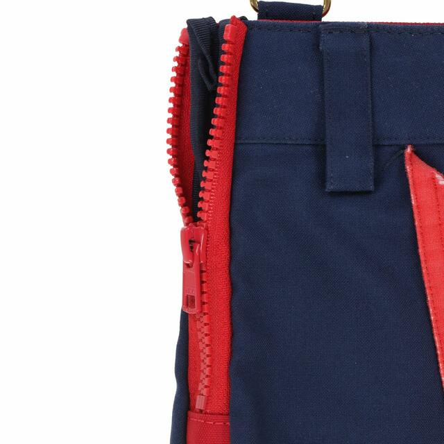 ショルダーバッグ 19,000円｜サイズ：（本体）縦約30×横約18cm、（ストラップ）⾧さ約64～120cm｜東京ディズニーリゾート・サーキュレーティングスマイル｜販売日：2023年6月22日（木）｜販売店舗：東京ディズニーランド「アドベンチャーランド・バザール」、東京ディズニーシー「スチームボート・ミッキーズ」