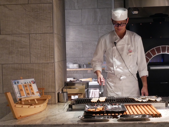 朝は焼きたての干物が食べられる！隣では、焼きたてフレンチトーストコーナーも