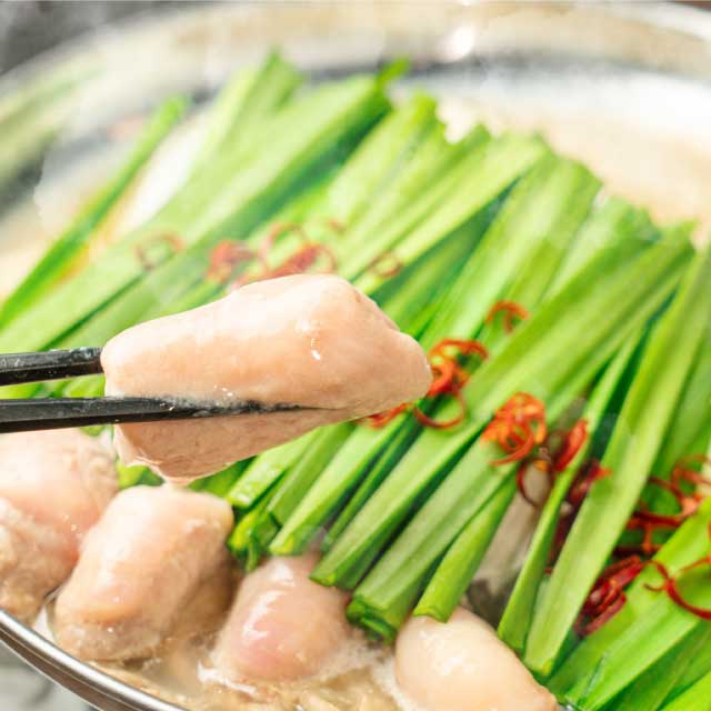 「博多もつ鍋、明太子もつ鍋も食べ放題」<価格:2,500円(税込)>【備長炭の炭火焼き鳥など全140品が食べ放題!「おすすめ屋 神戸三宮店」の“2,500円食べ飲み放題”が、さらにお得にリニューアル!】