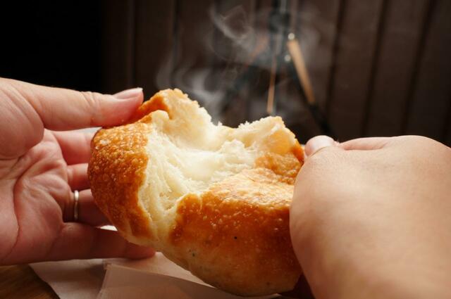 「もうひとつの新メニュー・賞味時間5分の裏フォカッチャ」＜490円 [税込539円]＞【“どう考えてもデカすぎる”牡蠣フライ】