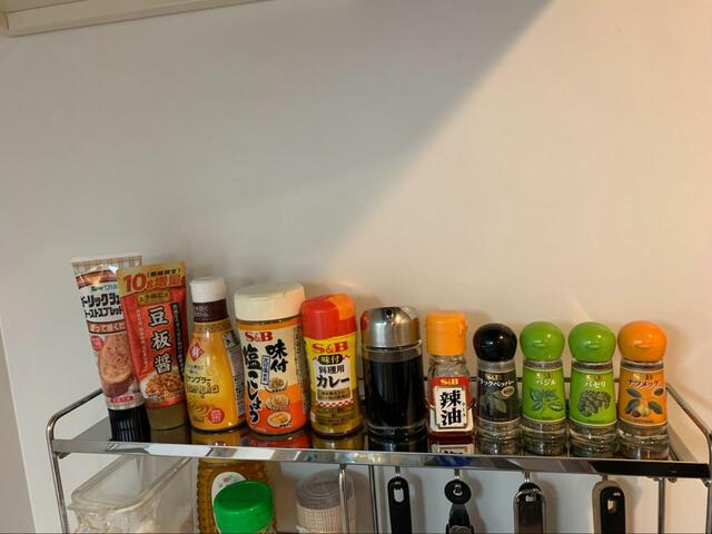 【ニトリ　コンロ横ラック】ラックの上部には沢山の調味料を置くことができます。