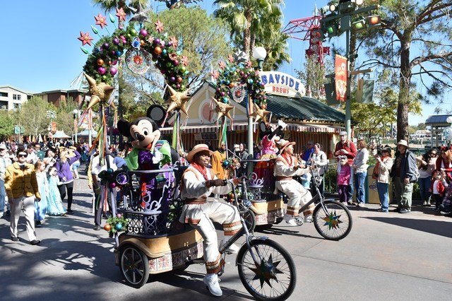自転車に乗って帰るミッキー