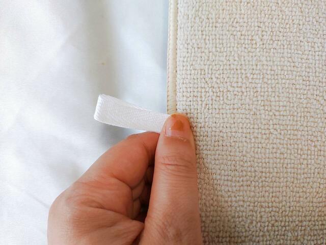 【吸水マット】マット中央左端には、フックにかけられる箇所あり