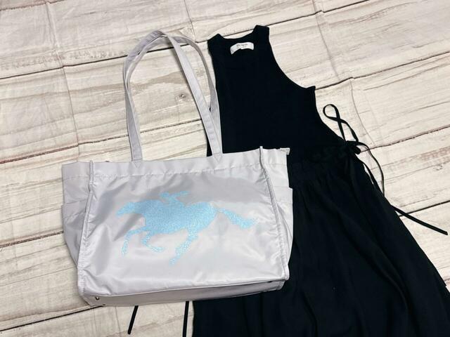 ブラックのロングドレスを合わせても、バッグのカラーのおかげで重くなりすぎず◎