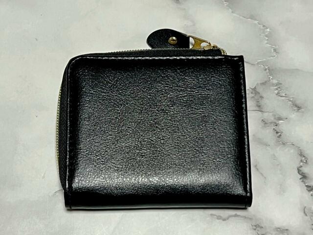 バックは装飾がないシンプルな無地