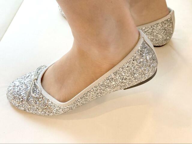 【GLOBAL WORK らくっション撥水バレエ】ゆとりのある作りながらも、かかとを上げても靴がしっかり足についてきます!