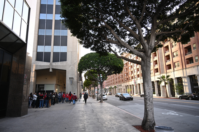 開場1時間前の時点で200人以上が列を成していました