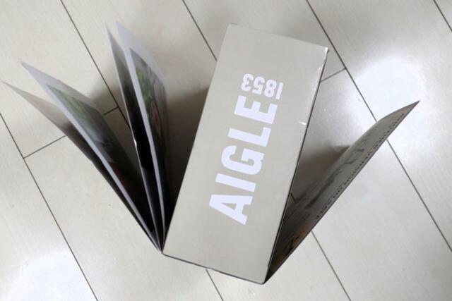 【AIGLE(エーグル) ビッグショルダーバッグ】全国の書店やオンラインで購入できるムック本付録。小冊子も付いています