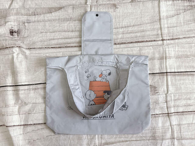 フラップはバッグをコンパクトにまとめる役割も。まずは持ち手を倒します