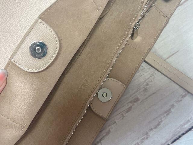 口にはマグネットボタン付きなので中身が見えにくく安心