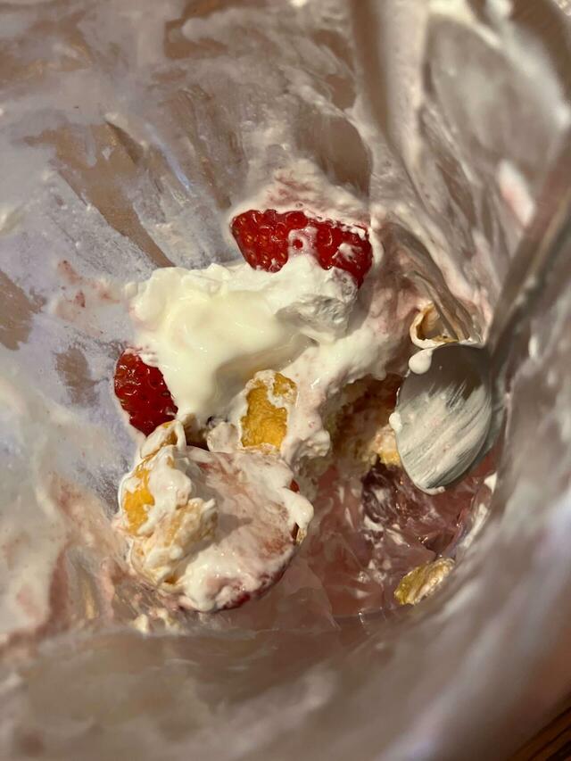 名残惜しいが、あんなに入っていたパフェが、もうこんなに少なく…(寂)【びっくりドンキーのジョッキパフェ】