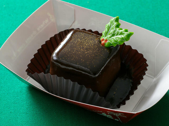 チョコレートケーキ(ナッツ入り) 550円|東京ディズニーリゾート「ディズニー・クリスマス」スペシャルメニュー|販売店舗:東京ディズニーランド「スウィートハート・カフェ」、東京ディズニーシー「ザンビーニ・ブラザーズ・リストランテ」|発売日:2024年11月8日(金)〜12月25日(水)