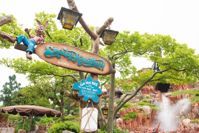 ”びしょ濡れMAX”サインボード「スプラッシュ・マウンテン」