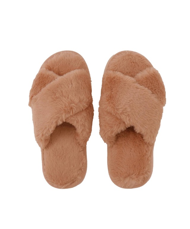 【3COINSの防寒小物グッズ売上ランキング 2位】「ファークロススリッパ」550円（税込）