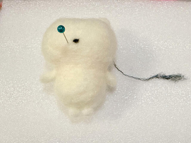 口の位置を目印にまち針を刺します。口はアクレーヌを細く取り、指先で細くよります（ちいかわの横の糸のようなもの）