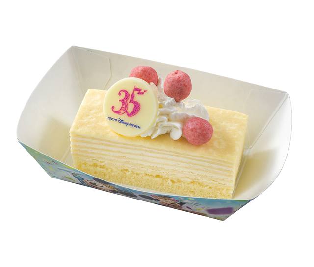 ミルクレープ、スーベニアプレート付き 780円｜東京ディズニーランド「スウィートハート・カフェ」｜2019年1月9日〜3月25日｜「東京ディズニーリゾート35周年グランドフィナーレ」スペシャルメニュー