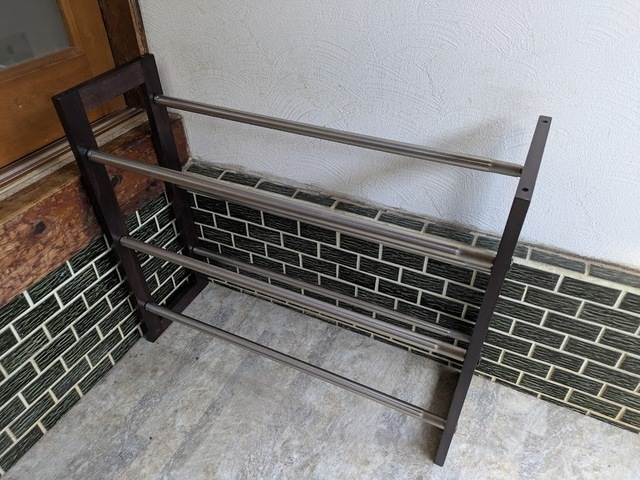 【ニトリ　2段重ねできる伸縮シューズラック】サイズは約幅54～99×奥行17×高さ45.5cm。ポール部分が伸縮するので幅は調整可能です（写真は最小幅の54cm）