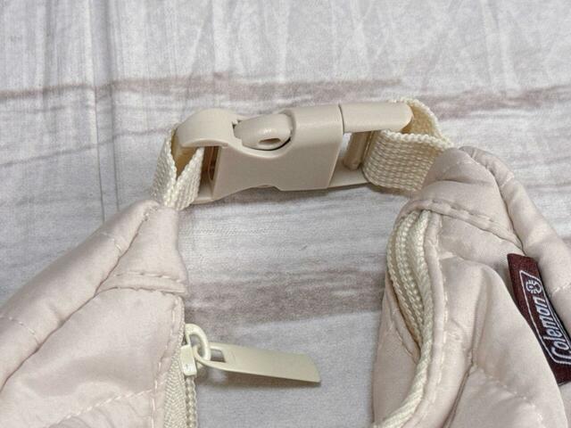 両サイドのバックルを留めてバッグなどにつけられる仕様