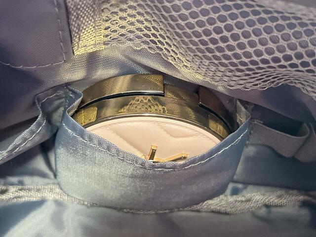 フロント下段のマチ付きポケットはクッションファンデを入れるのにぴったり！