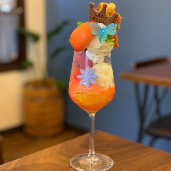 「季節のフルーツとベイクドチーズケーキのパフェ」