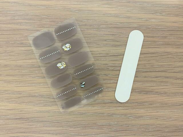 【ワッツ（Watts）】「ジェルネイルシール 2106‐HaB／グレー」袋の中には・・