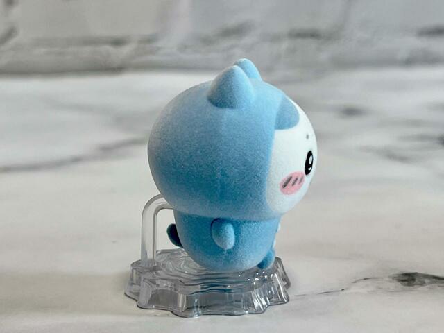 横から見た丸いフォルムもたまりません…！【ちいかわ　なんか小さくてかわいいどーる】