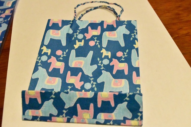 持ち手用の紙でこよりを作り接着したら完成