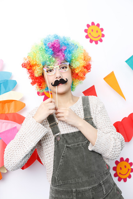 レインボーアフロ、サングラス、ヒゲ。盛々です。