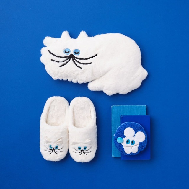 【Afternoon Tea×umao】ホットウォーターボトル ¥4,6201、ルームシューズ ¥3,520、ポケットウォーマー ¥2,200