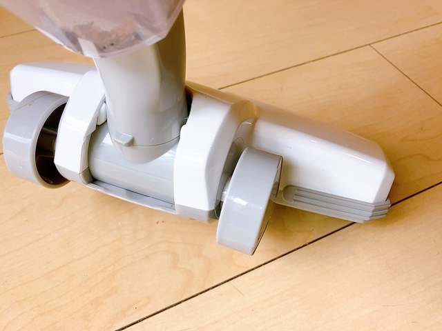 【ニトリ 2WAYスティッククリーナー】ヘッドがスイングするので、小回りがきく