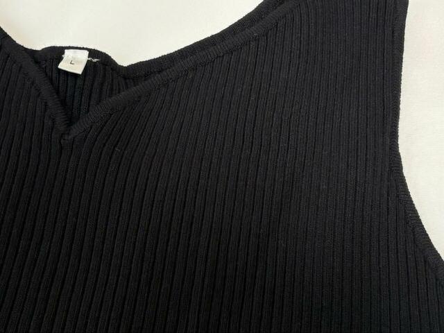 【coca（コカ） Vネックニットドレス】カラーはブラックとブラウンがあります。上半身はリブニットで、縦方向の凹凸がすっきりした印象！